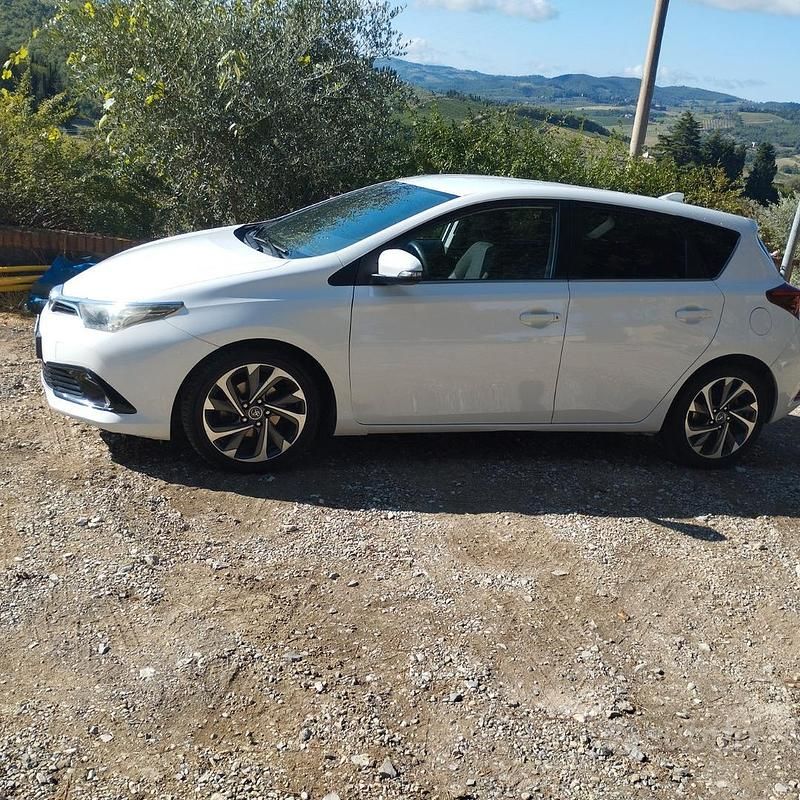 Bianco Usata 2015 Toyota Auris Tre volumi | 12.000 € (Buon prezzo) - Immagine 1/4