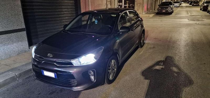 Usata Kia Rio 84 CV (61 kW) 2019 Grigio Berlina