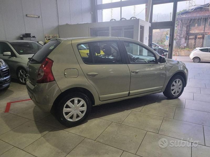 Usata Dacia Sandero Lauréate 86 CV (63 kW) 2009 Oro metallizzato Utilitaria