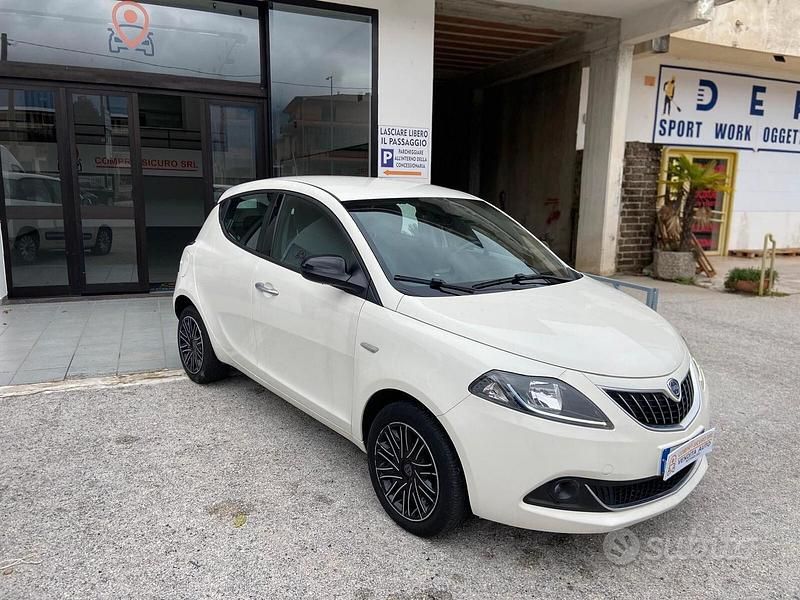 Usata Lancia Ypsilon Gold 70 CV (51 kW) 2023 Bianco Utilitaria