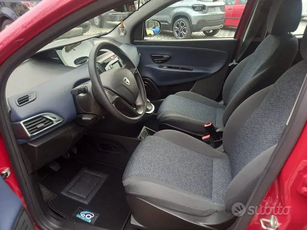 Usata Lancia Ypsilon Silver 69 CV (50 kW) 2024 Rosso Utilitaria