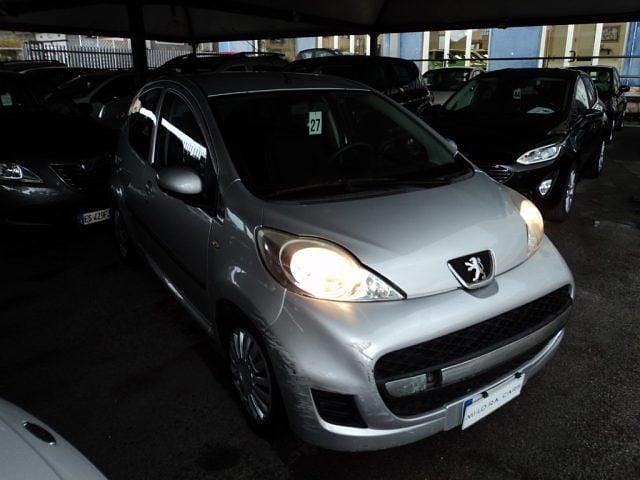 Usata Peugeot 107 68 CV (50 kW) 2010 Argento Utilitaria