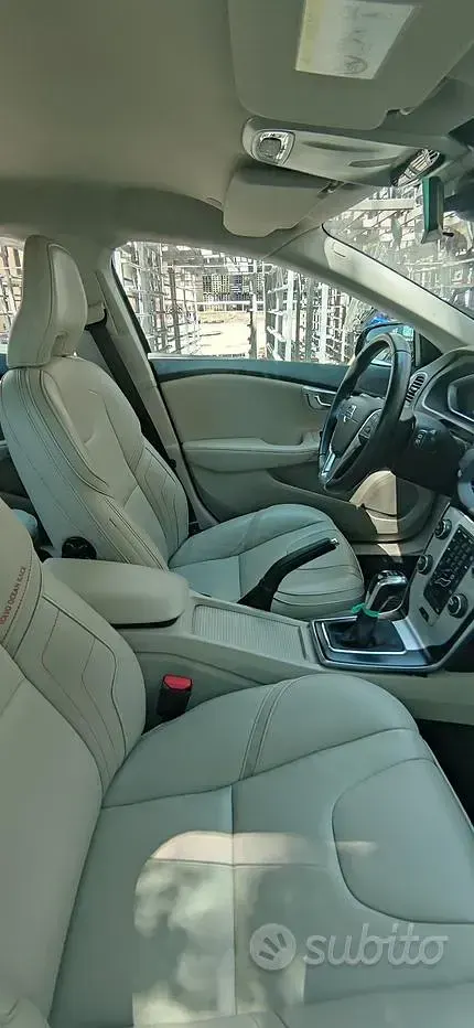 Usata Volvo V40 150 CV (110 kW) 2016 Blu Berlina