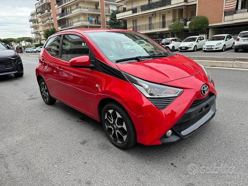Usata Toyota Aygo Connect Style 72 CV (52 kW) 2020 Rosso Utilitaria