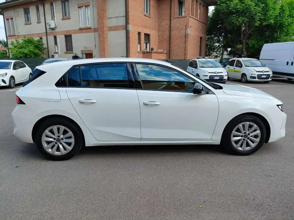 Usata Opel Astra Edition 110 CV (80 kW) 2024 Arktis white Berlina