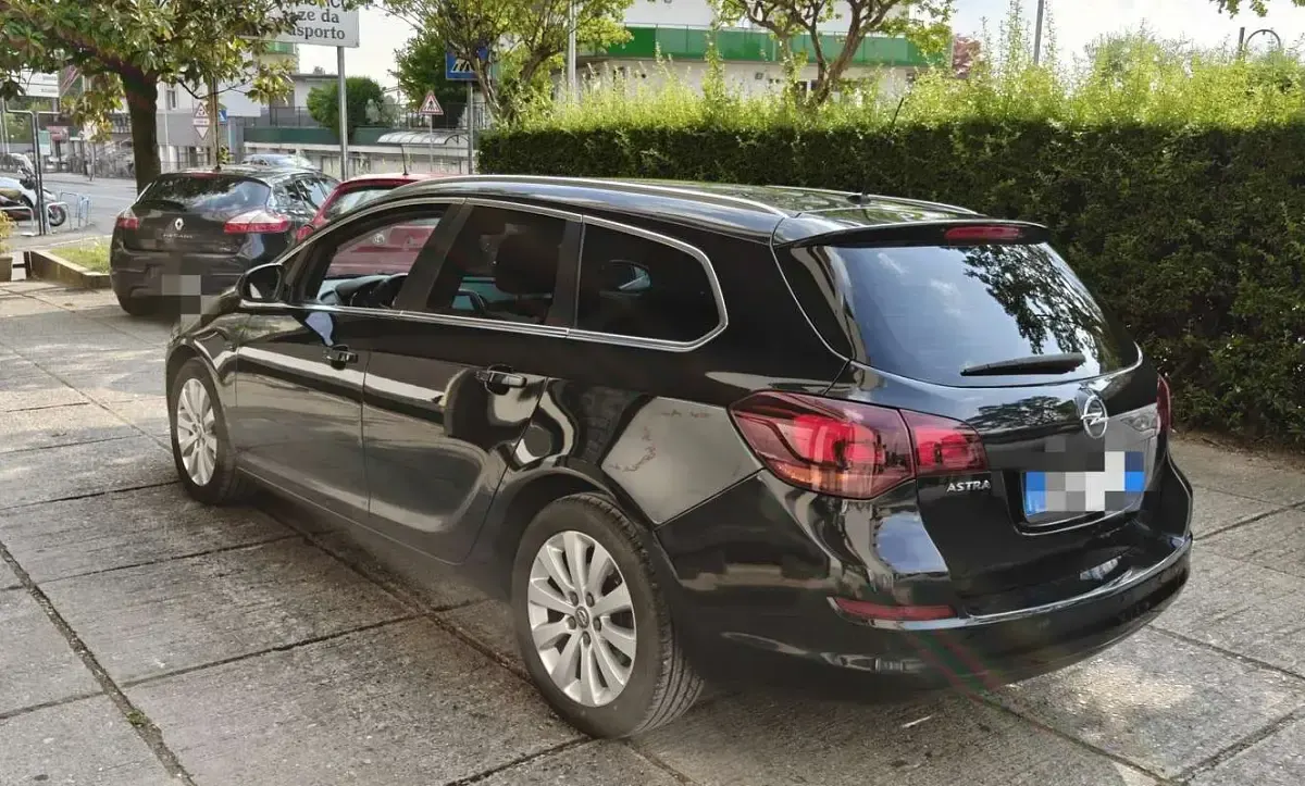 Usata Opel Astra Cosmo 125 CV (91 kW) 2012 Nero Station wagon