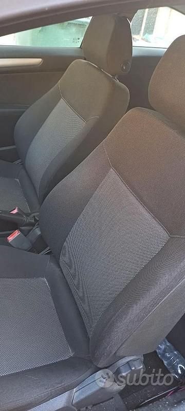 Usata Opel Astra GTC Enjoy 116 CV (85 kW) 2009 Nero Berlina