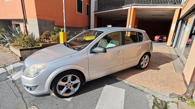 Usata Opel Astra Cosmo 110 CV (80 kW) 2008 Grigio Berlina