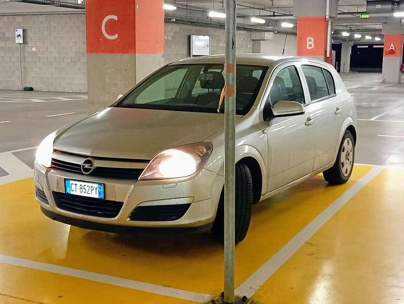 Usata Opel Astra Edition 82 CV (60 kW) 2004 Argento