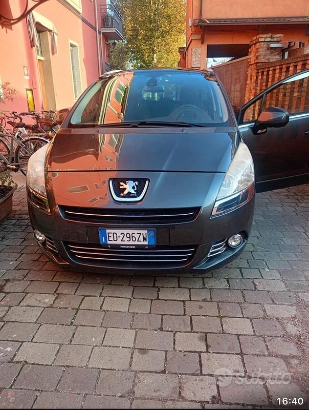 Grigio Usata 2010 Peugeot 5008 Monovolume | 3800 € (Buon prezzo) - Immagine 1/4