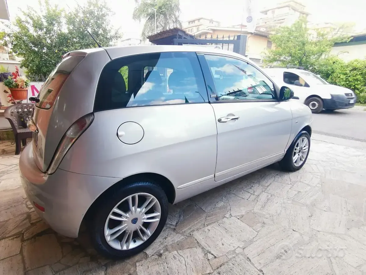 Usata Lancia Ypsilon 95 CV (69 kW) 2012 Grigio Utilitaria