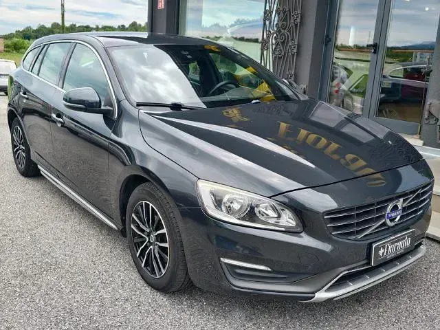 Usata Volvo V60 R-Design Momentum 181 CV (133 kW) 2015 Nero Station wagon