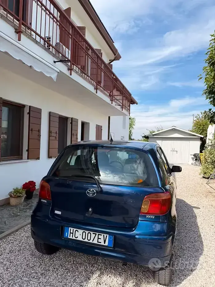 Usata Toyota Yaris Sol 65 CV (47 kW) 2003 Bluazzurro Berlina