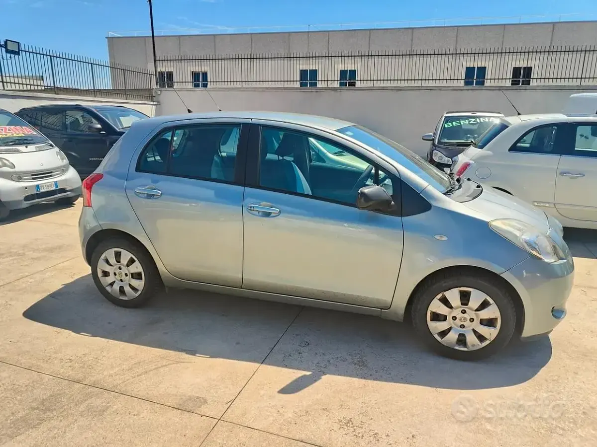 Usata Toyota Yaris 69 CV (50 kW) 2006 Grigio Berlina