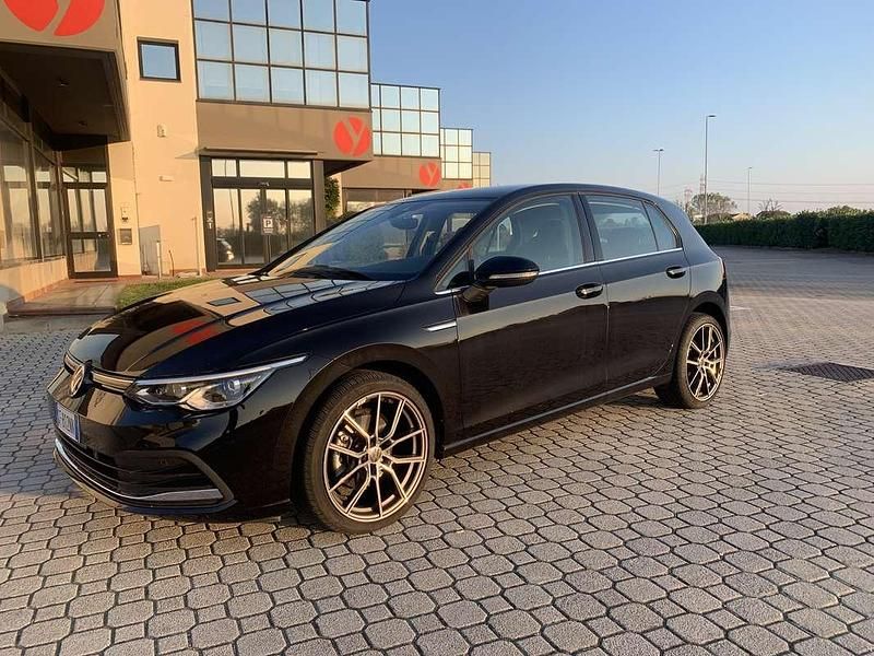 Usata 2021 VW Golf VIII Style Tre volumi | 22.000 € (Buon prezzo) - Immagine 1/4