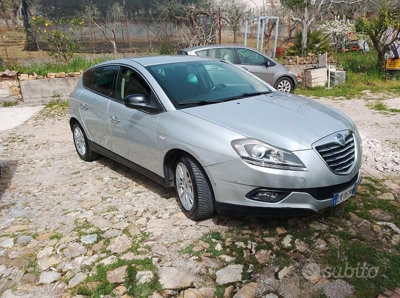 Grigio Usata 2013 Lancia Delta Due volumi | 3200 € (Buon prezzo) - Immagine 1/4