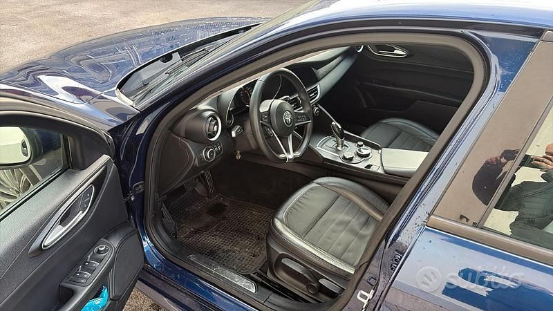 Usata Alfa Romeo Giulia Super 150 CV (110 kW) 2017 Blu/azzurro Berlina