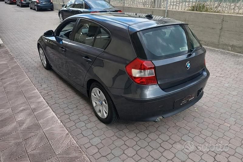 Usata BMW 118 122 CV (89 kW) 2006 Grigio Utilitaria