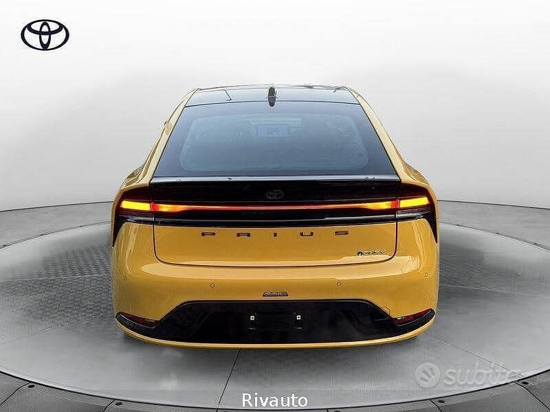 Nuova Toyota Prius Lounge+ 2025 Giallo Berlina
