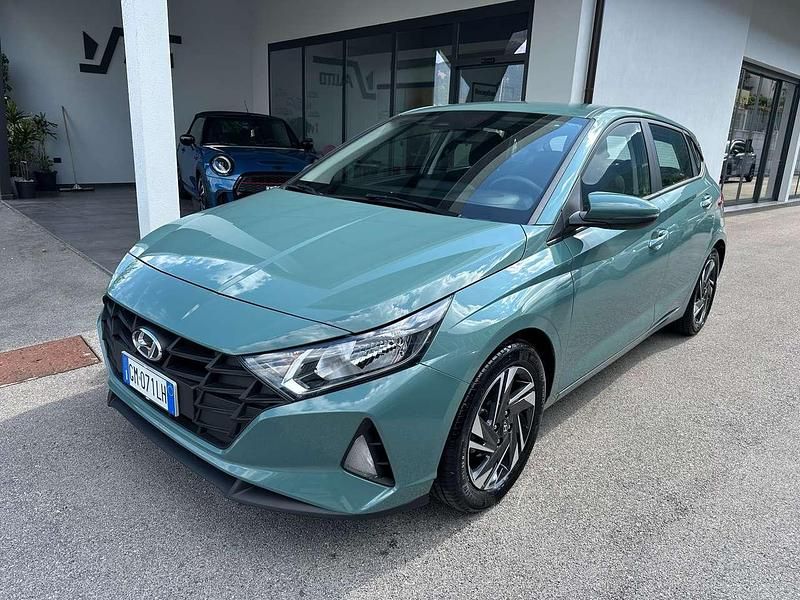 Mangroove green Usata 2023 Hyundai i20 Due volumi | 14.900 € (Buon prezzo) - Immagine 1/4