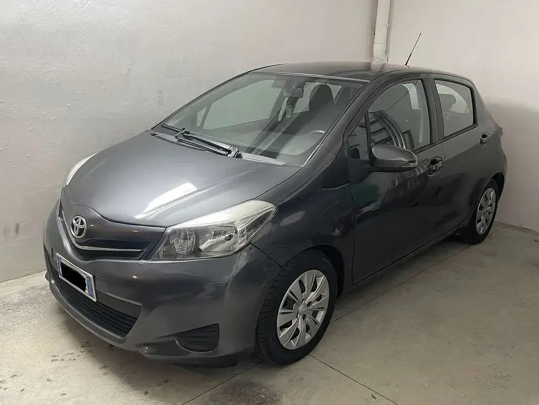 Usata Toyota Yaris Active 90 CV (66 kW) 2012 Grigio Utilitaria
