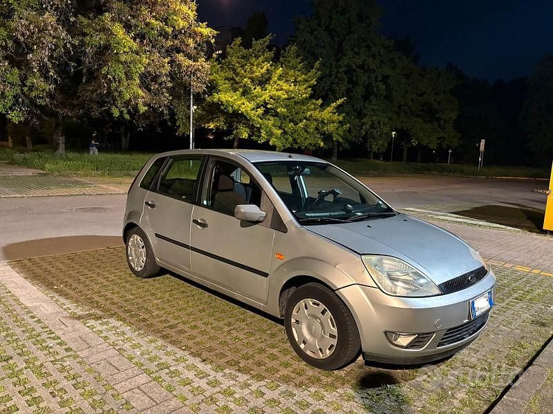 Usata Ford Fiesta 68 CV (50 kW) 2004 Grigio Utilitaria