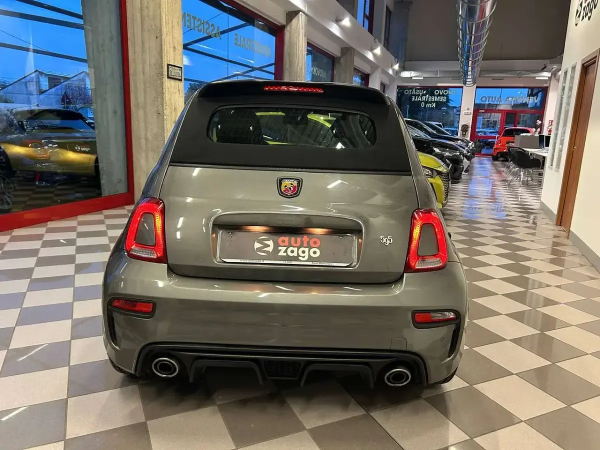 Usata Abarth 595C 165 CV (121 kW) 2024 Grigio scuro metallizzato Cabrio