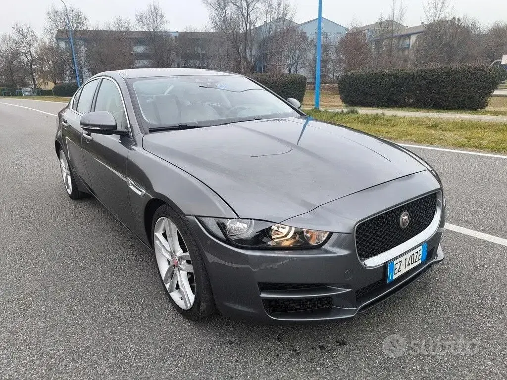 Usata Jaguar XE 180 CV (132 kW) 2015 Grigio Berlina