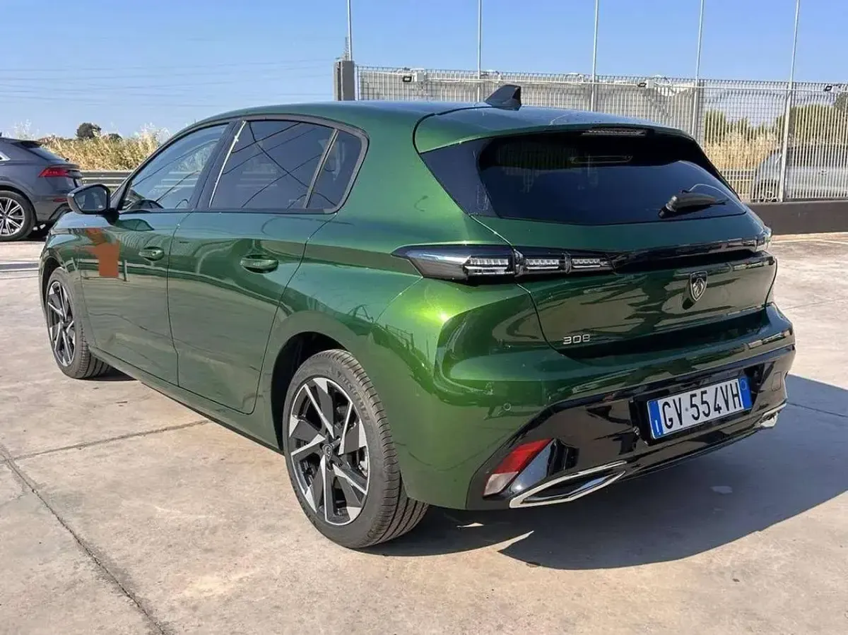 Usata Peugeot 308 Allure 131 CV (96 kW) 2024 Verde Berlina