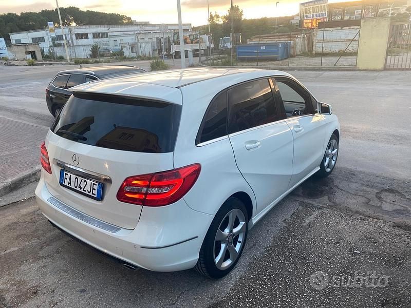 Usata Mercedes B180 Premium 109 CV (80 kW) 2015 Bianco Monovolume