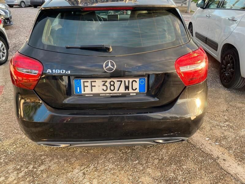 Usata Mercedes A180 109 CV (80 kW) 2016 Nero Berlina