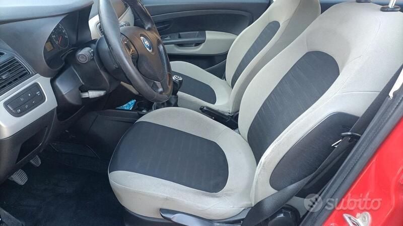 Usata Fiat Grande Punto Active 75 CV (55 kW) 2007 Rosso Utilitaria