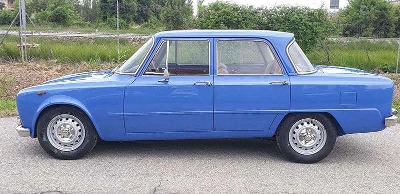 Blu/azzurro Usata 1973 Alfa Romeo Giulia Super Tre volumi | 25.900 € - Immagine 1/4