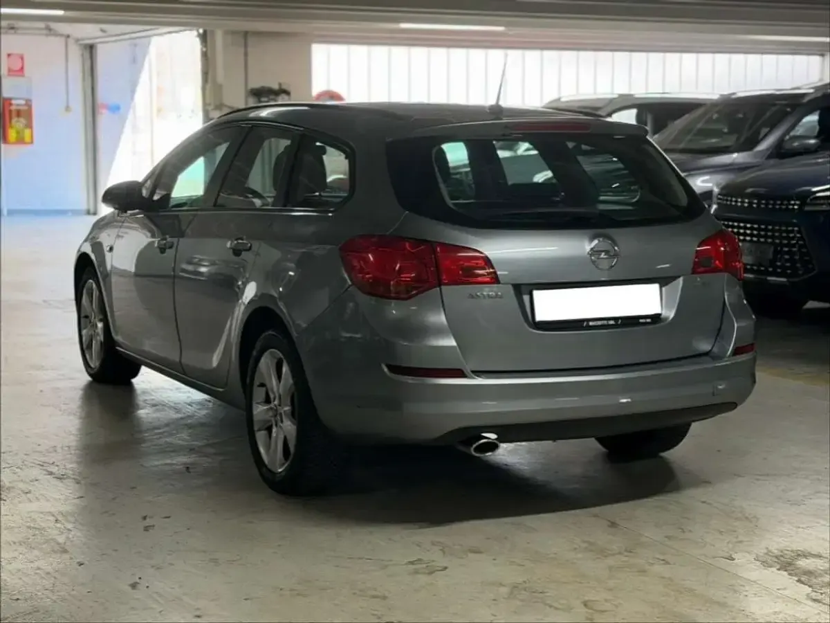 Usata Opel Astra Cosmo 140 CV (102 kW) 2012 Azzurro Station wagon
