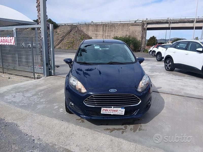 Usata Ford Fiesta Titanium 97 CV (71 kW) 2014 Blu Utilitaria