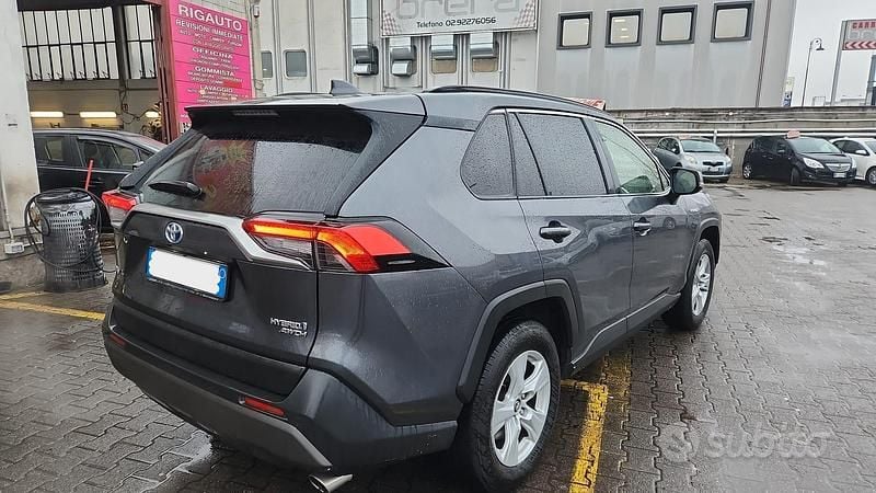 Usata Toyota RAV4 178 CV (130 kW) 2019 Grigio Station wagon