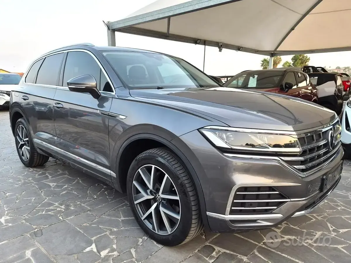 Usata VW Touareg Elegance 286 CV (210 kW) 2023 Grigio SUV