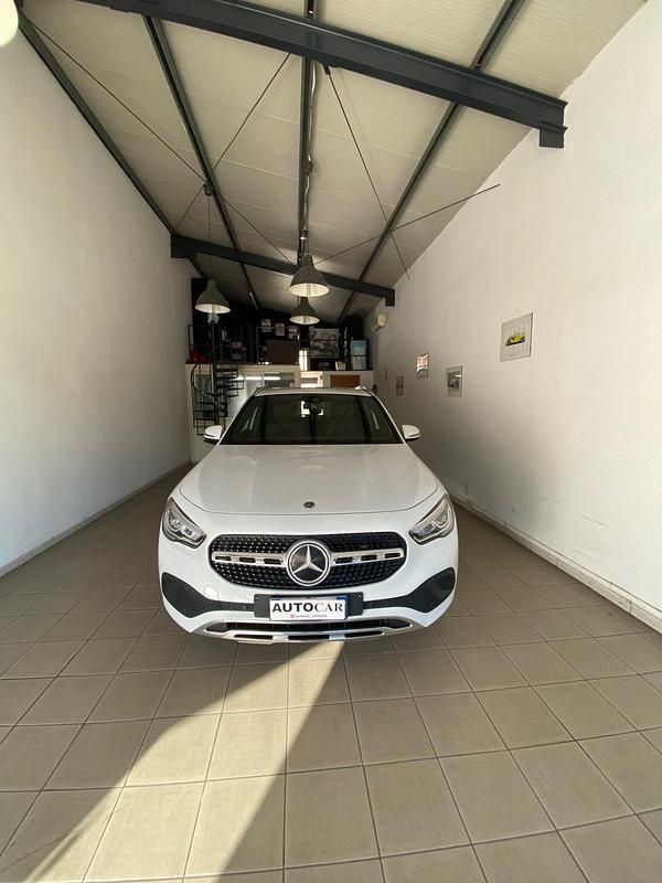 Bianco Usata 2022 Mercedes GLA200 SUV | 27.500 € (Buon prezzo) - Immagine 1/4