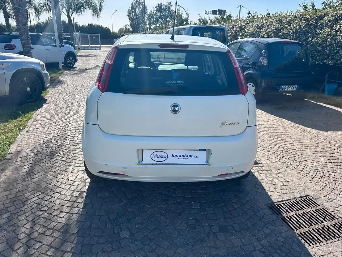 Usata Fiat Grande Punto Dynamic 90 CV (66 kW) 2005 Bianco Utilitaria