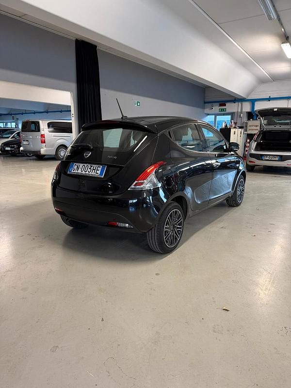 Usata Lancia Ypsilon Gold 69 CV (50 kW) 2023 Nero Utilitaria