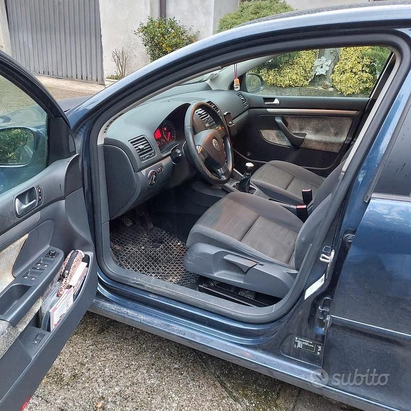Usata VW Golf V 105 CV (77 kW) 2007 Blu Utilitaria