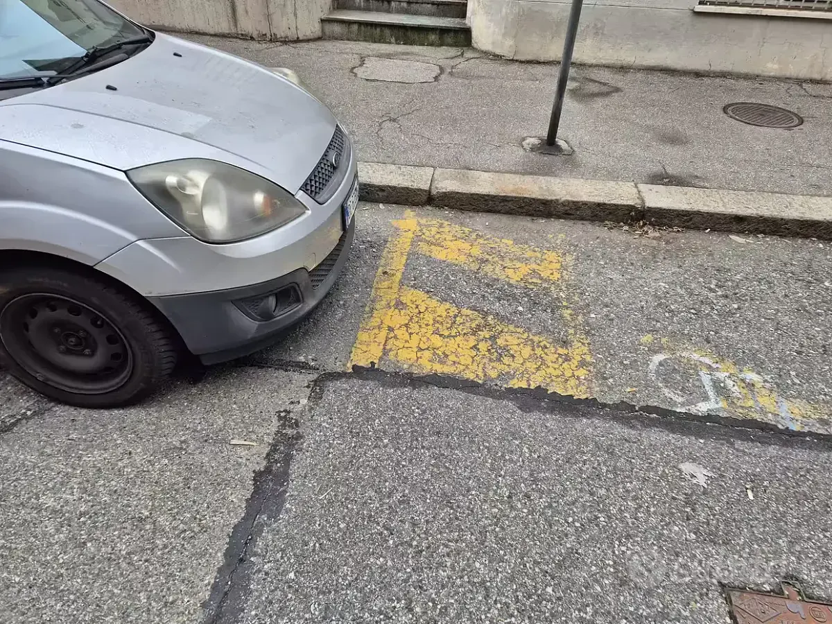 Usata Ford Fiesta Ghia 75 CV (55 kW) 2002 Grigio Utilitaria