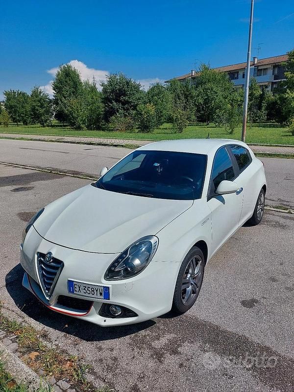 Usata 2014 Alfa Romeo Giulietta Tre volumi | 3300 € (Super prezzo) - Immagine 1/4