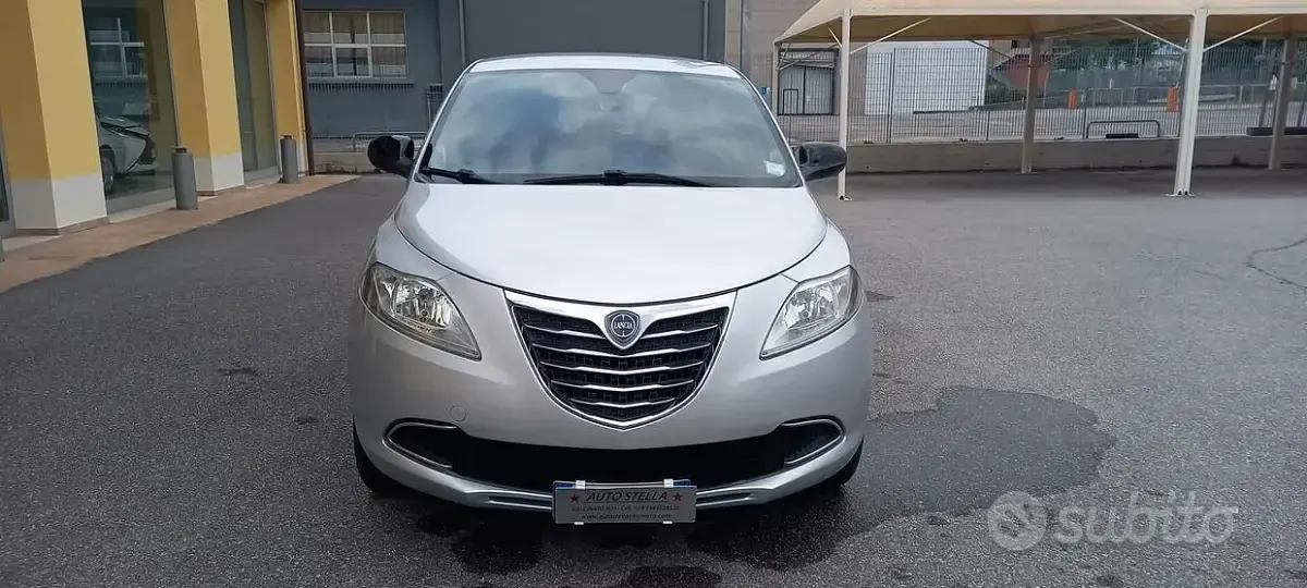 Usata Lancia Ypsilon 70 CV (51 kW) 2014 Grigio Utilitaria