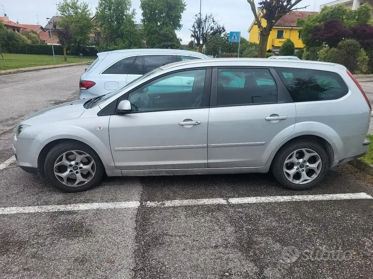 Usata Ford Focus 115 CV (84 kW) 2007 Grigio Station wagon