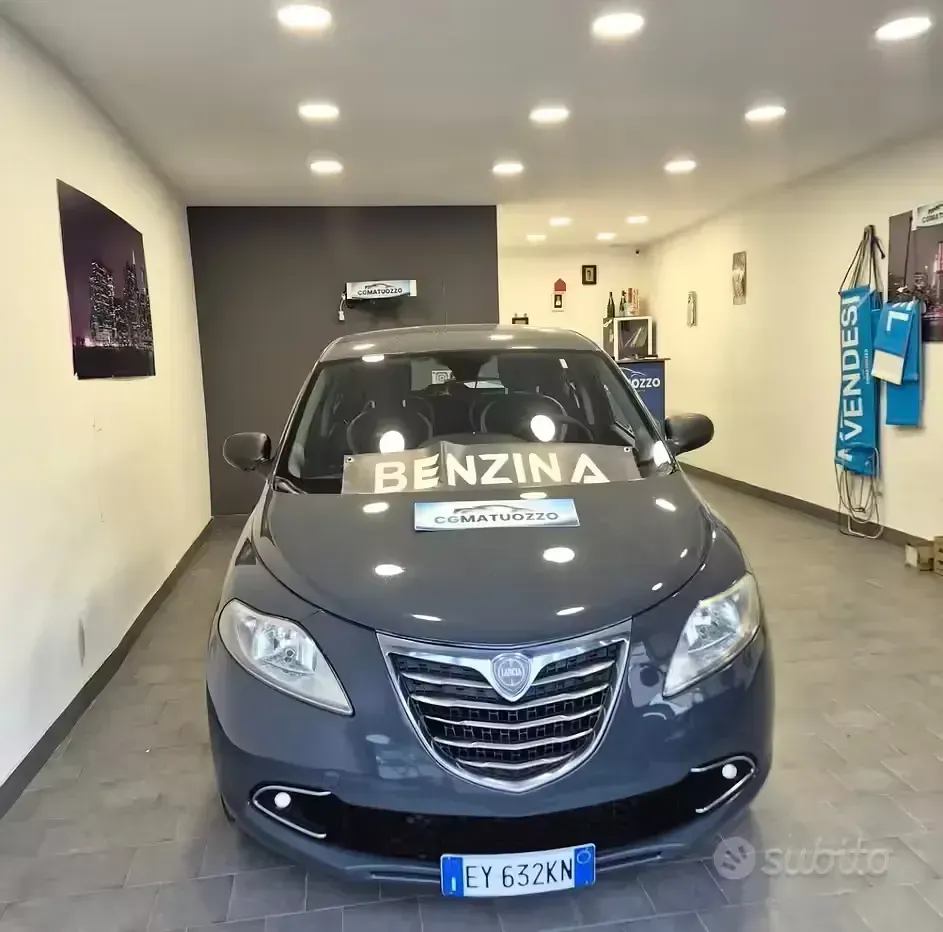 Usado Lancia Ypsilon Gold 69 HP (50 kW) 2015 Cinzento Citadino