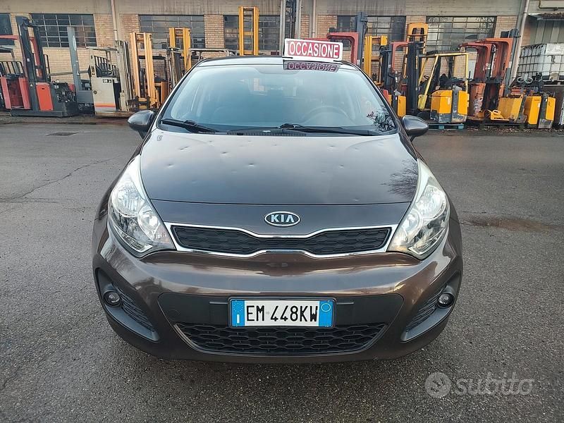 Usata Kia Rio 75 CV (55 kW) 2012 Marrone Berlina