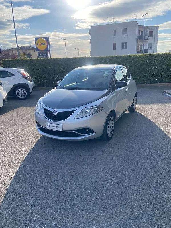 Usata Lancia Ypsilon Gold 69 CV (50 kW) 2016 Argento Utilitaria