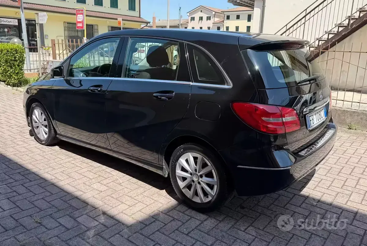 Usata Mercedes B180 109 CV (80 kW) 2015 Nero Utilitaria