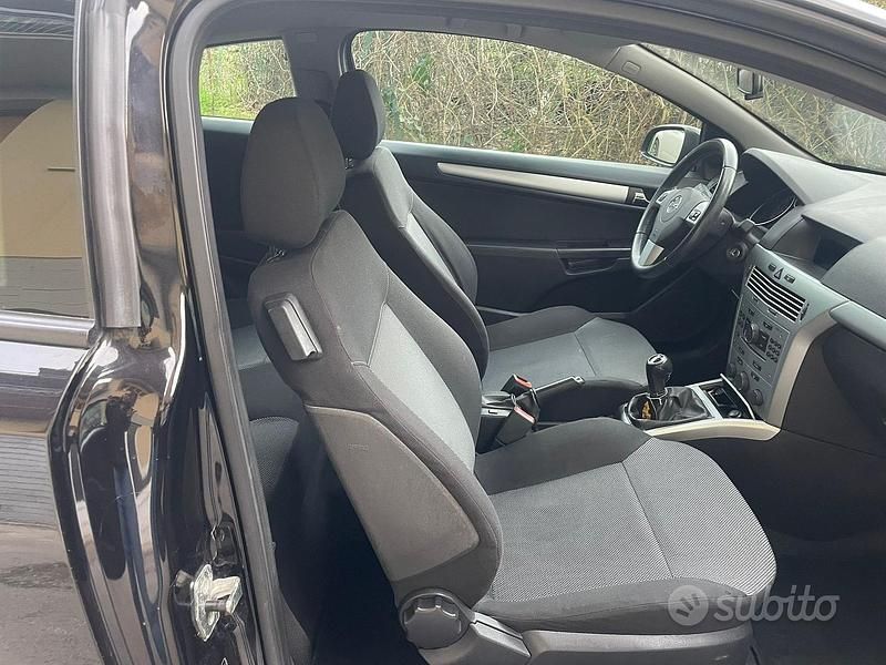 Usata Opel Astra GTC 95 CV (69 kW) 2009 Nero